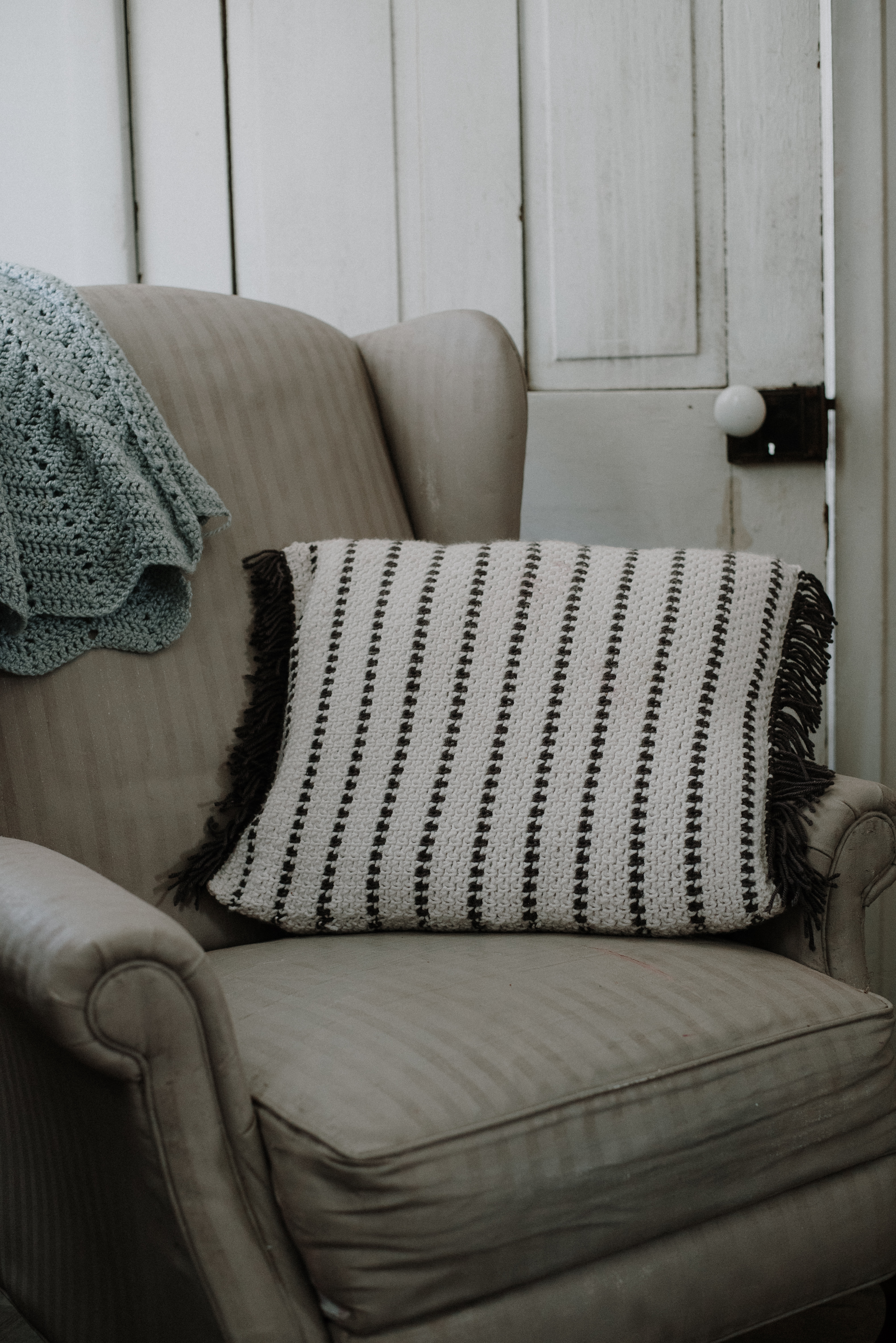 Crochet a Stylish Retro Pillow: Free Pattern