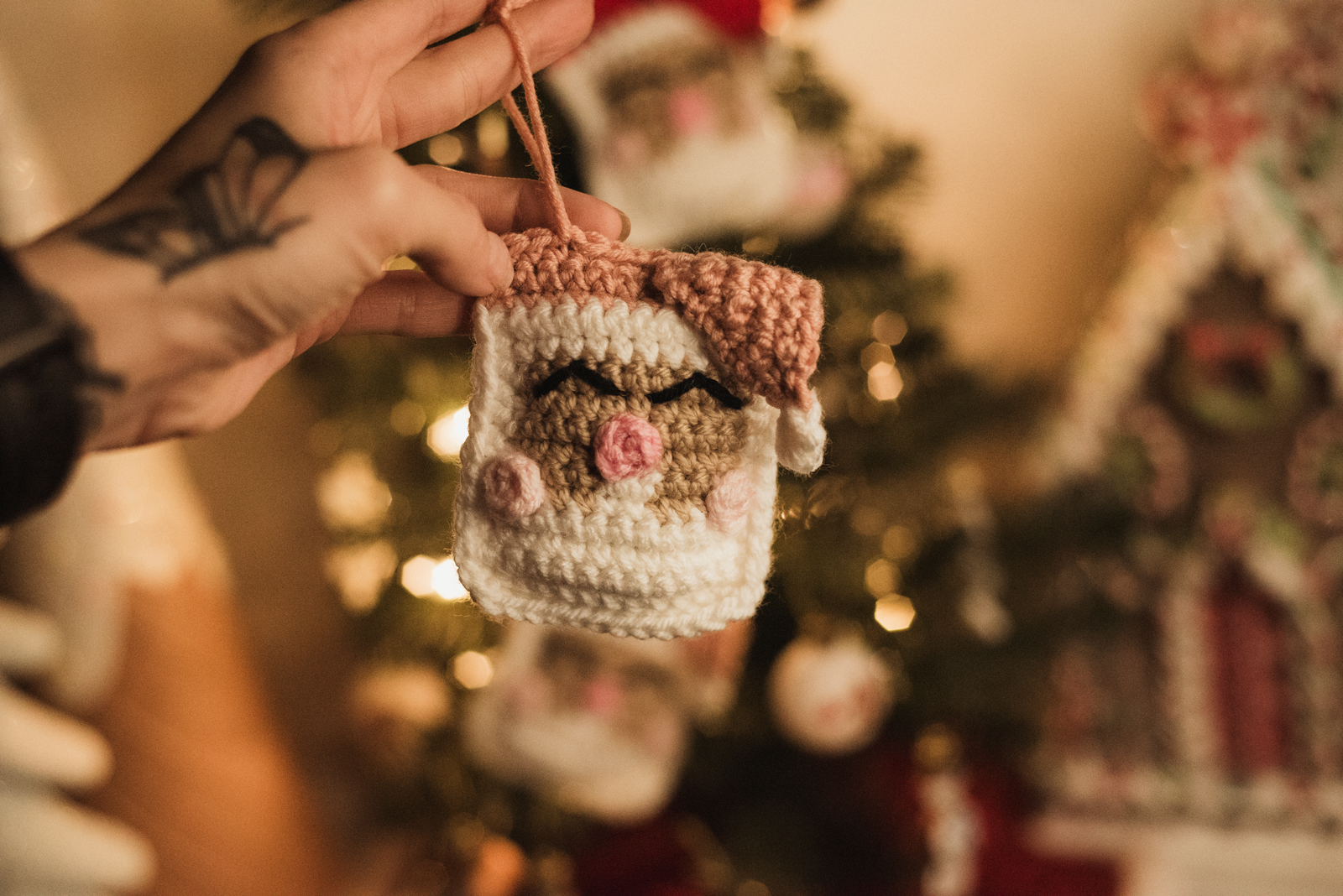 How To Make An Easy Santa Ornament- Free Crochet Pattern